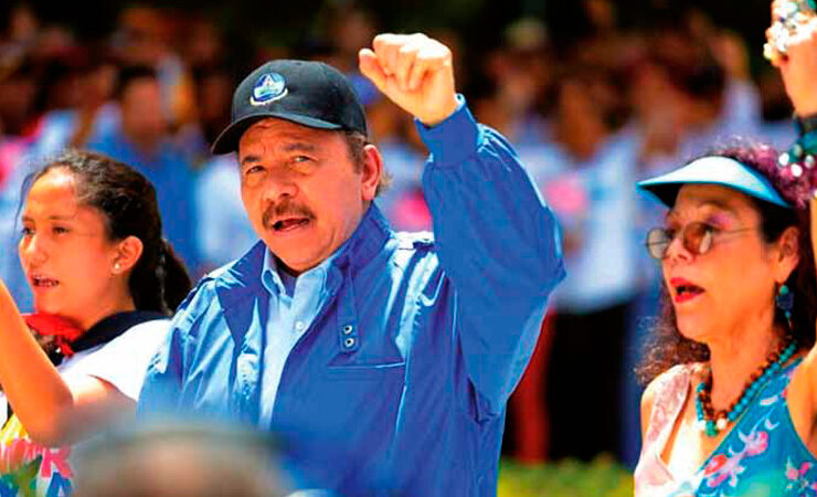 Politica_HomenajeaCarlos