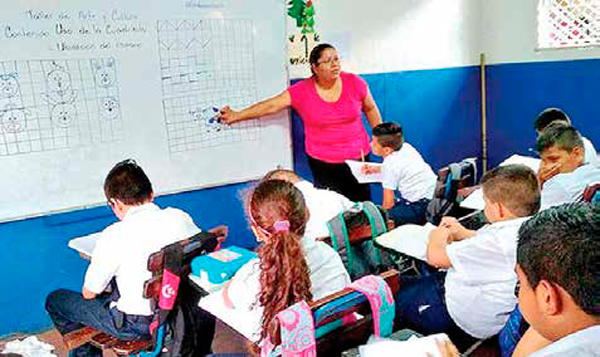 Maestros celebran su día como protagonistas de la transformación educativa
