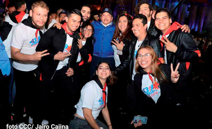 Voces juveniles le cantan a la Revolución