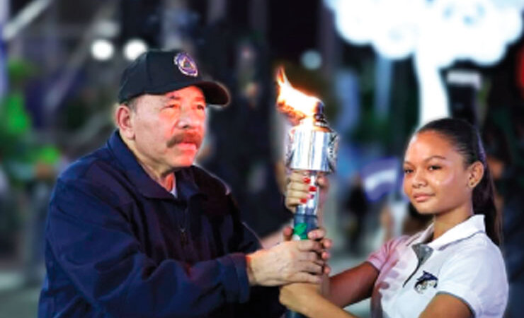 Foto de Perla Naomi Peña Rostrán recibiendo la antorcha de manos del comandante Daniel Ortega