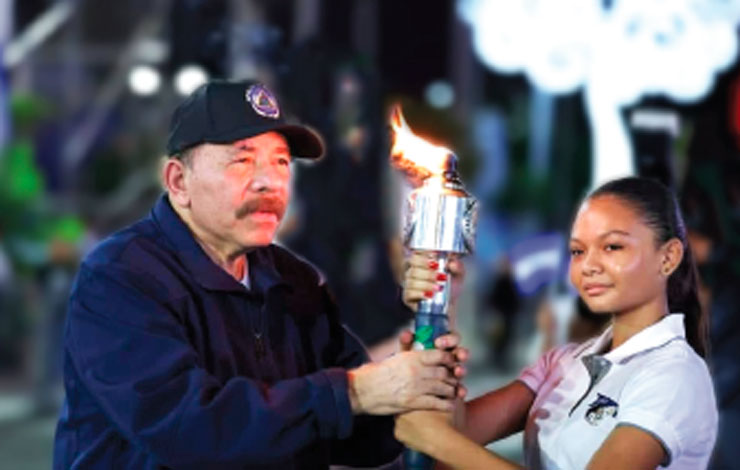 Foto de Perla Naomi Peña Rostrán recibiendo la antorcha de manos del comandante Daniel Ortega