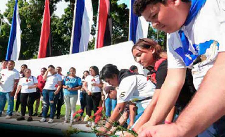Comandante Carlos en el corazón de la juventud