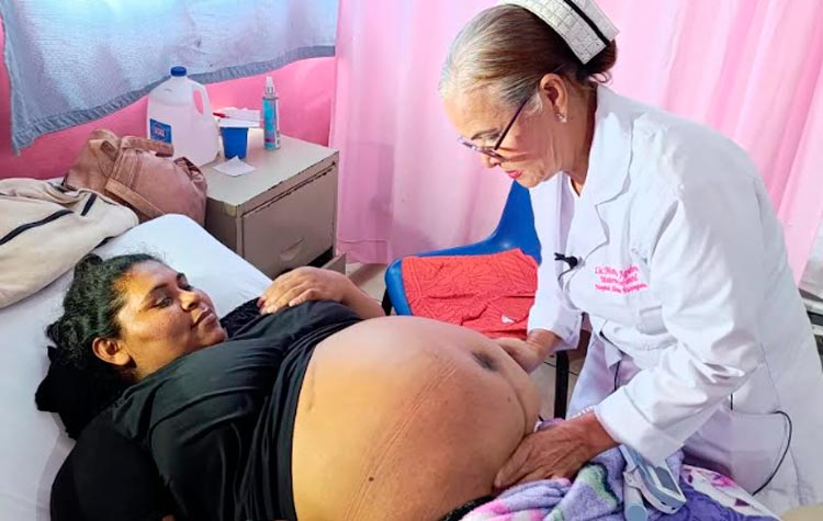 Mujer embarazada recibiendo atención médica