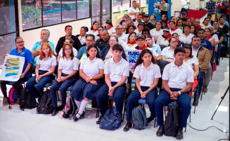 Comunidad educativa consolida valores de identidad nacional