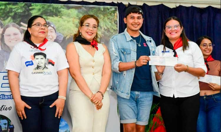 Estudiantes reciben becas universitarias Pueblo Presidente