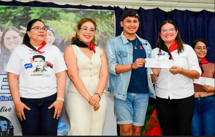 Estudiantes reciben becas universitarias Pueblo Presidente