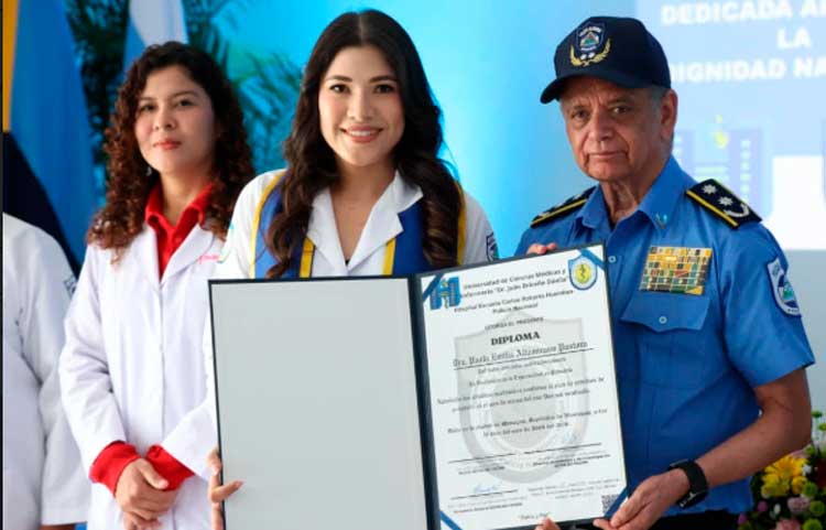 Nuevos médicos especialistas para servir a Nicaragua