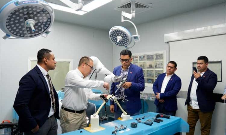 Médicos se capacitan sobre tecnologías de Robótica e IA en China