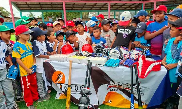 Entregan materiales deportivos a academias infantiles de béisbol
