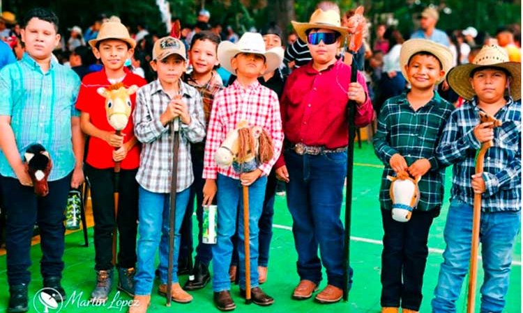 Vistoso y alegre Hípico Infantil de Caballitos de Palo 2026