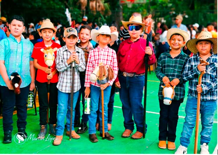 Vistoso y alegre Hípico Infantil de Caballitos de Palo 2026