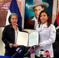 Hospital de Nueva Guinea con nuevo microscopio oftalmológico