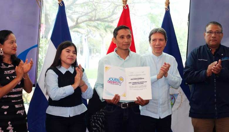Jóvenes reciben Premio Nacional al Joven Científico e Investigador