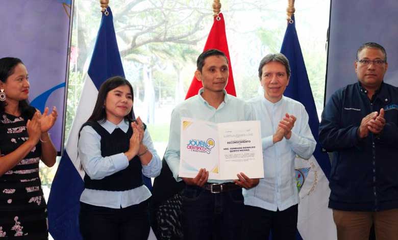 Jóvenes reciben Premio Nacional al Joven Científico e Investigador