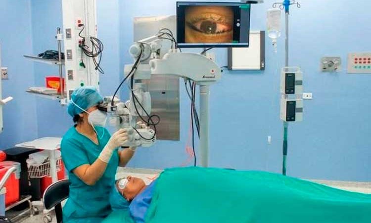 Hospital de Nueva Guinea con nuevo microscopio oftalmológico