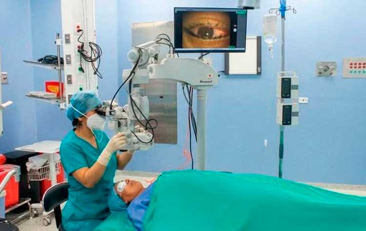 Hospital de Nueva Guinea con nuevo microscopio oftalmológico