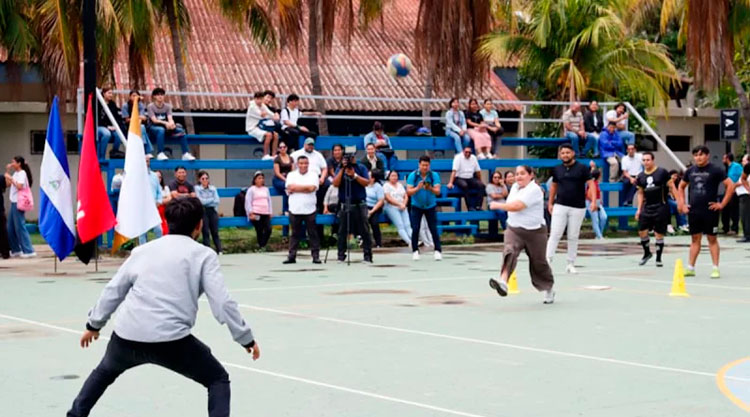 Universitarios en jornada deportiva de kickball