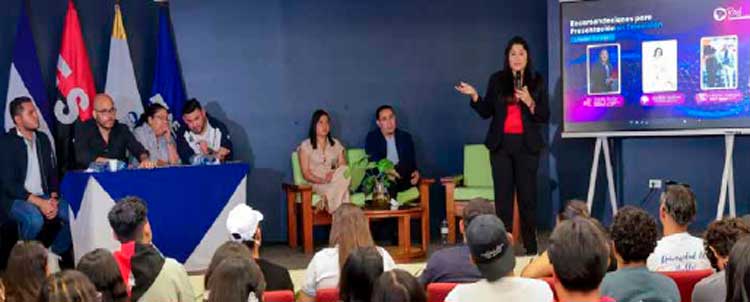 Encuentro entre Medios del Poder Ciudadano y estudiantes de la carrera de Comunicación, en la Universidad Nacional Casimiro Sotelo.
