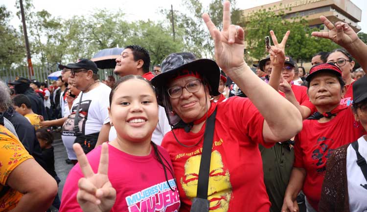 Foto de personas celebrando el 47 aniversario de la Revolución.