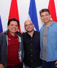 Los comunicadores venezolanos Abraham Istillarte y Ender Núñez con el coordinador del Consejo de Comunicación y Ciudadanía Edmundo Ortega Murillo.