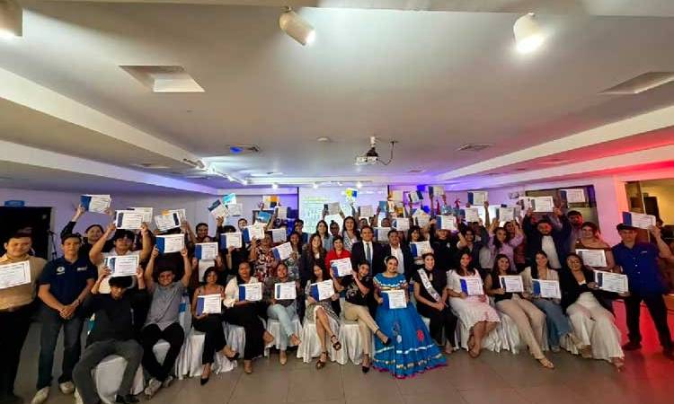 Jóvenes culminan capacitación en IA