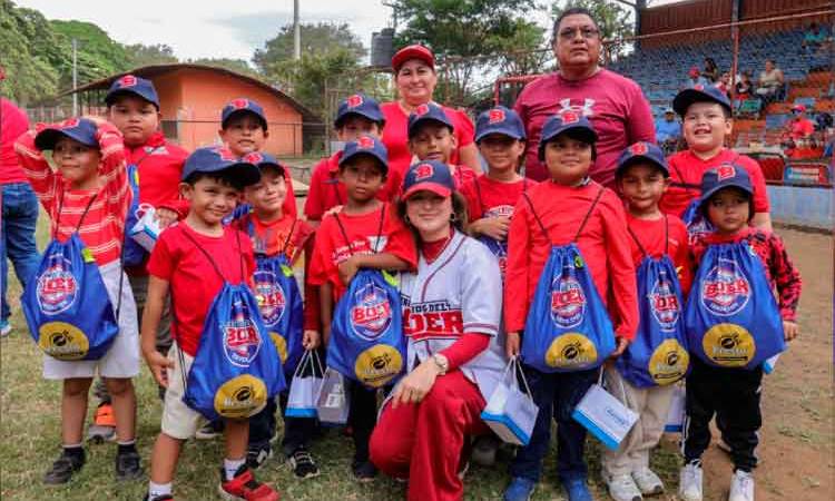 Entregan uniformes a Infantiles Indios del Bóer