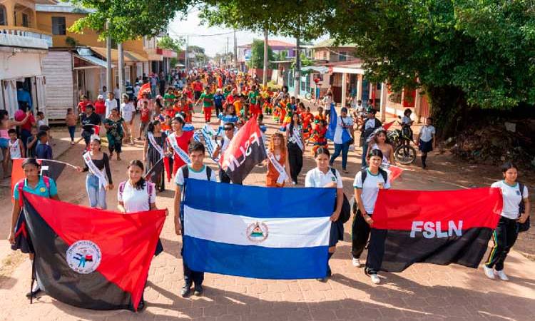 Juventud Sandinista saluda a Julio Victorioso en las calles de Bilwi