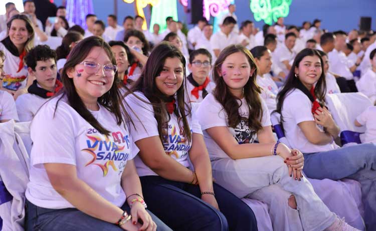 Foto de Jóvenes en el Acto central de Cebebracion del 47/19