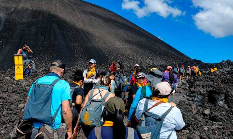 Desborde de turistas en el Volcán Cerro Negro