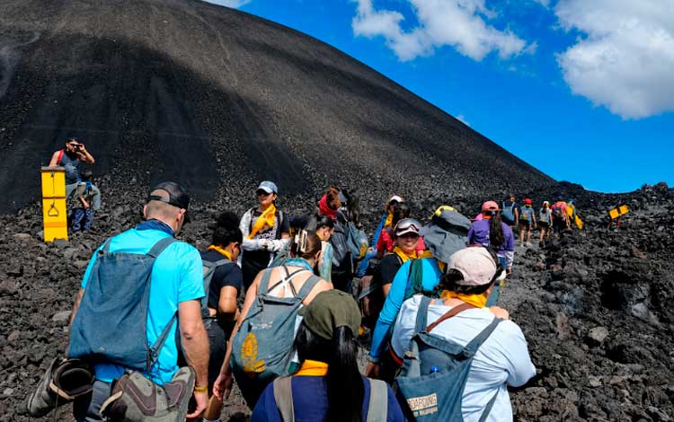 Desborde de turistas en el Volcán Cerro Negro