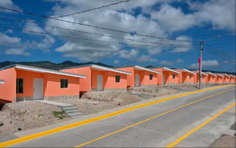 Familias con nuevas viviendas en Estelí