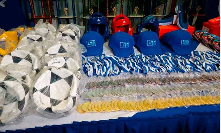 Recintos universitarios reciben material deportivo