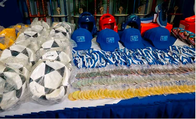 Recintos universitarios reciben material deportivo