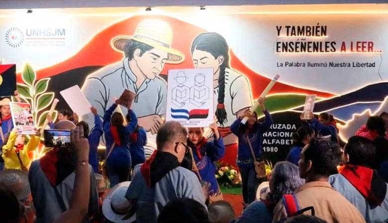 Develan mural lumínico en homenaje al cierre de la CNA hace 46 años